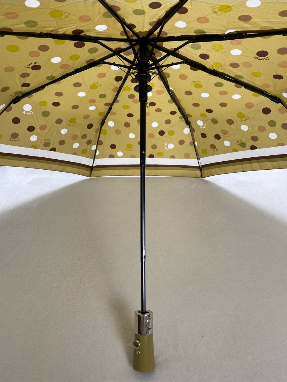 Coach Script Polka Dot Retractable Umbrella | Khaki Olive Multicolor - Picture 6 of 15